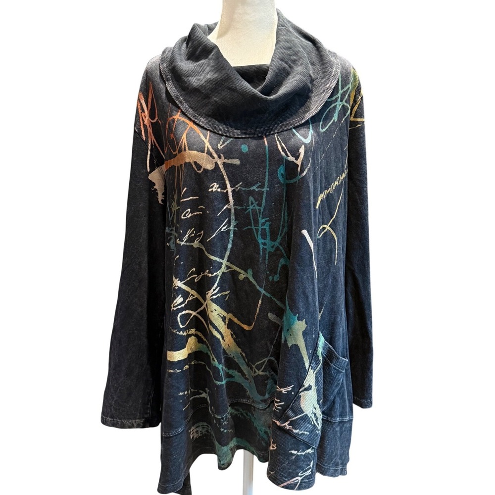 Jess & Jane 1X Waffle Knit Cowl Neck Tunic Top Black Graffiti Paint Splatter